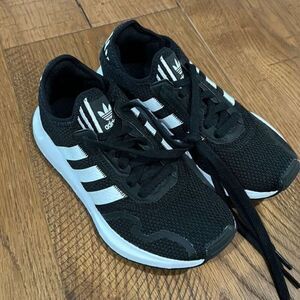 Swift Run Lace Up Sneakers (Little Kid) 3.5